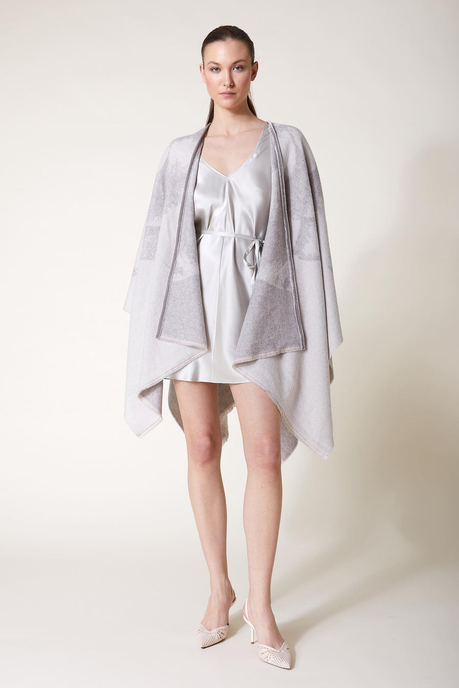 ADALIA Cashmere Cape — White/Grey Bloom