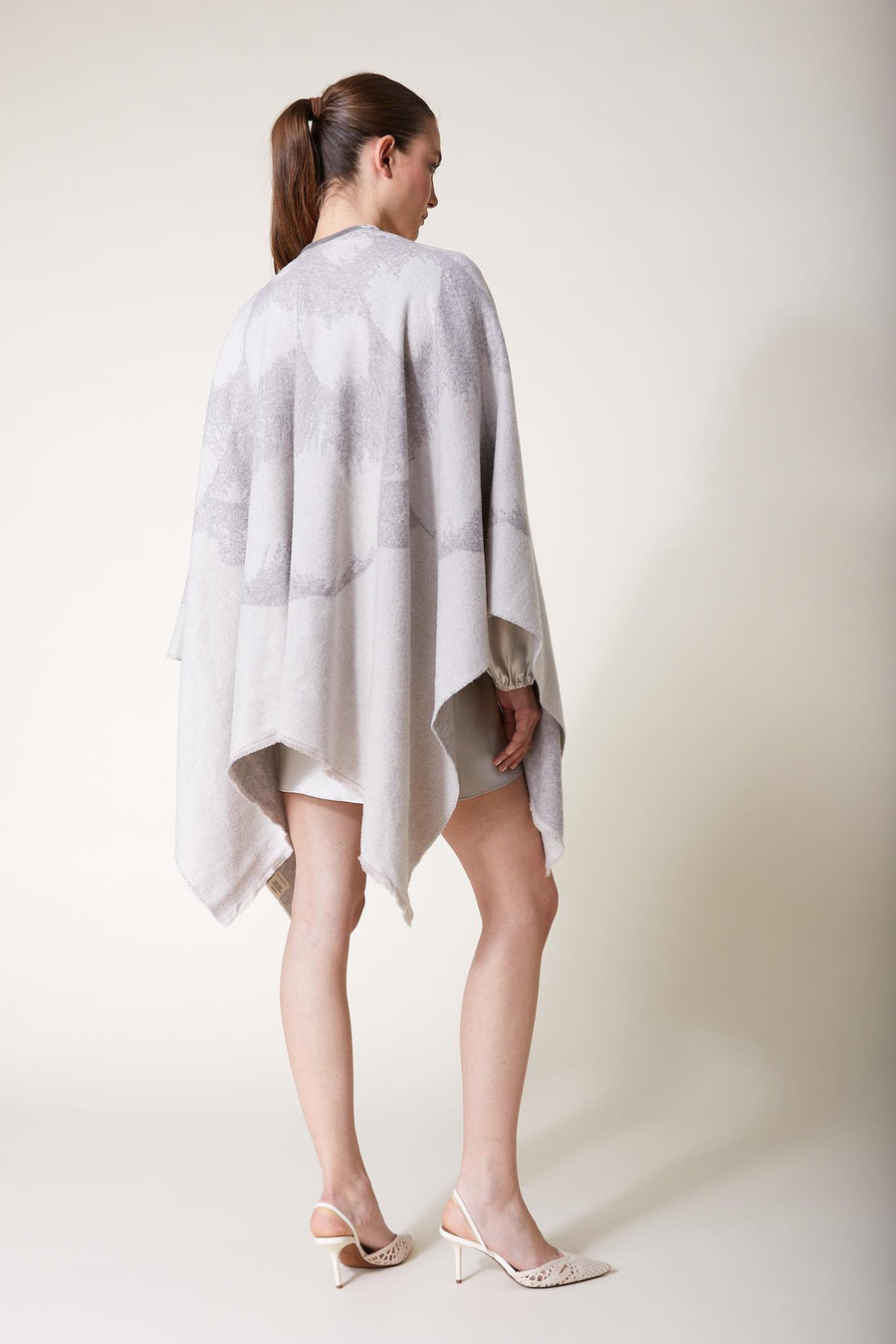 ADALIA Cashmere Cape — White/Grey Bloom